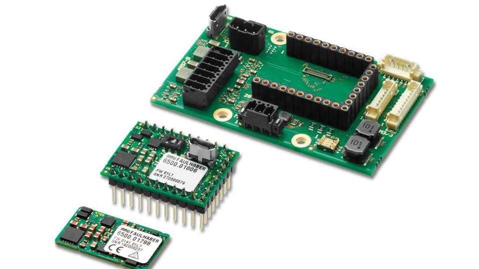 Die zwei neuen, miniaturisierten Motion Controller MC 3001 B (Vordergrund) und MC 3001 P (Mitte), sowie ein passendes Motherboard aus dem Starter-Kit.