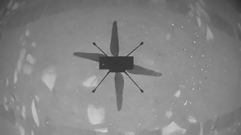 Die Kamera des Helikopters hat während des Fluges den Boden mit dem Schatten fotografiert.