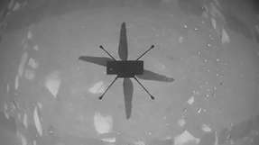 Die Kamera des Helikopters hat während des Fluges den Boden mit dem Schatten fotografiert.