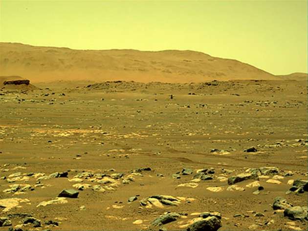 Ein Bild, welches der Rover vom schwebenden Mars-Helikopter gemacht hat.