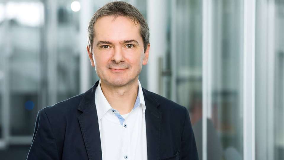 David Manke ist geschäftsführender Gesellschafter bei Ystral. Der studierte Maschinenbauer mit einer Leidenschaft für die Jazzgitarre trat 1995 ins Unternehmen ein, das er 2005 gemeinsam mit seinen Brüdern George und Peter übernahm. Sein Schwerpunkt ist die Verfahrenstechnik und er hat große Freude daran, vor Ort beim Kunden Projektierung und Inbetriebnahmen von Anlagen zu leiten. Ystral arbeitet mit etwa 260 Mitarbeitern für unterschiedliche Branchen weltweit.
