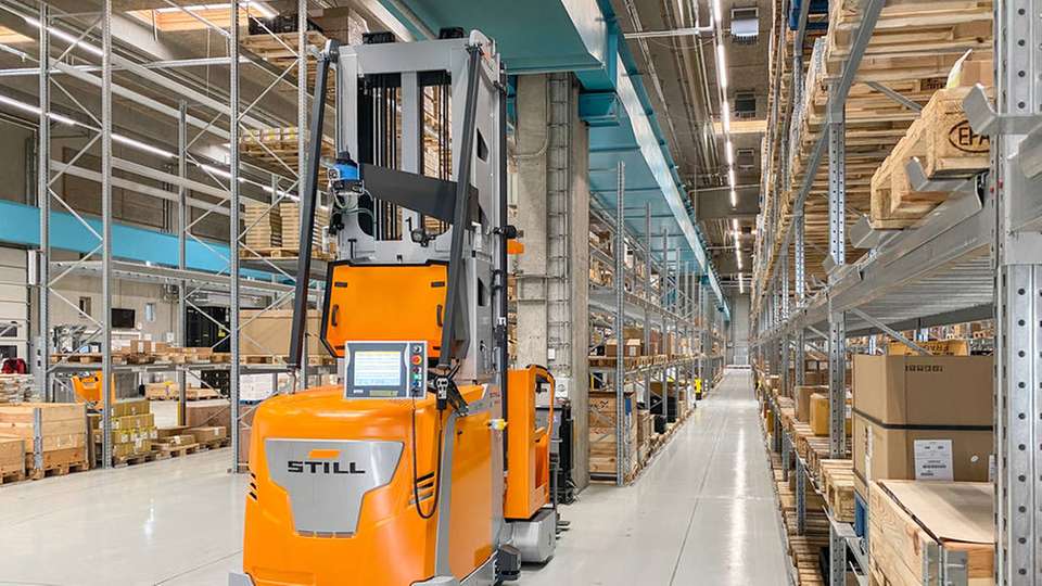 Wie FTS zum Game Changer der Logistik werden FTS können sowohl untereinander als auch in einem Zusammenspiel mit manuell bedienten Fahrzeugen für einen störungsfreien Materialfluss sorgen.