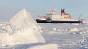 Die Polarstern in der zentralen Arktis, Aufnahme aus dem Sommer 2015: Acht neue Separatoren machen das Forschungsschiff künftig umweltfreundlicher.
