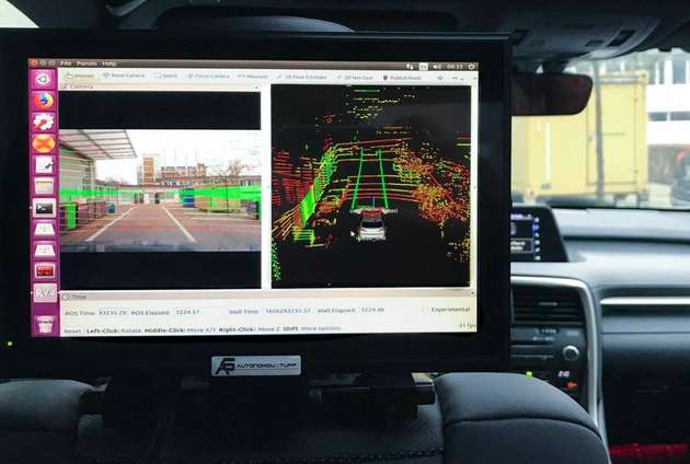 Bildschirme im SUV stellen die Umgebung aus Sicht des Fahrers und des Autos dar.