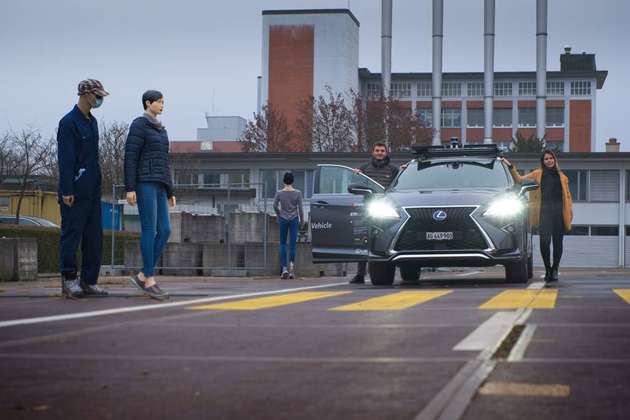 Der modifizierte Lexus muss mit schlechtem Wetter, altersschwachem Beton und Hindernissen wie Fußgängern zurechtkommen.