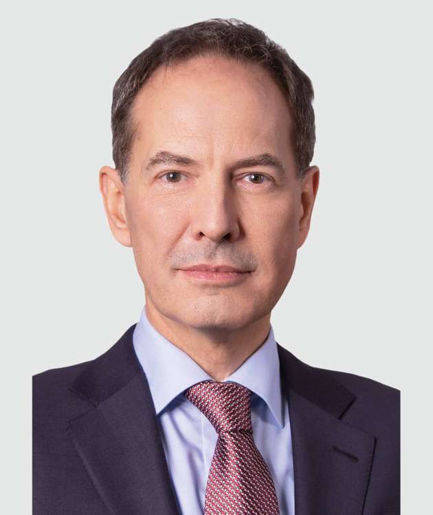 Dr. Attila Bilgic, CEO, Krohne Group: Unser Ziel ist, mit unseren Produkten, Lösungen und Services einen Mehrwert zu bieten. Das erreichen wir nur, indem wir die Wünsche unserer Kunden aus verschiedenen Industrien und ihre Applikationen kennen oder sogar zukünftige Herausforderungen antizipieren. Die Künstliche Intelligenz gewinnt deshalb seit Jahren bei uns immer mehr an Bedeutung. So haben wir beispielsweise auch mehrere Forschungsprojekte ins Leben gerufen, um mittels KI unsere Messtechnik zu erweitern – sowohl in Anwendungsmöglichkeiten als auch in der Wertschöpfung. Neben der Produktentwicklung wird die KI zukünftig auch für Kundenstrukturen eine zunehmende Rolle spielen. In Branchen wie zum Beispiel Pharma und Chemie wird hier der Weg aufgrund der Vielzahl an Regularien aber noch länger sein als in anderen Industrien.