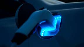 Plug-and-Charge ermöglicht automatisierte Kommunikations- und Abrechnungsprozesse zwischen dem Elektrofahrzeug und der Ladestation.