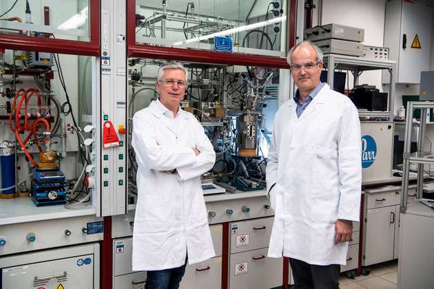 Walter Leitner (links) ist Professor am Max-Planck-Institut für Chemische Energiekonversion und der RWTH Aachen; Dr. Christoph Gürtler forscht bei Covestro an neuen Verfahren und Produkten.