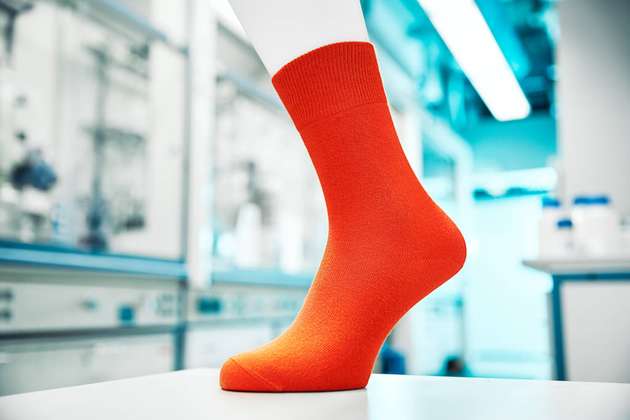 Die Polymere können dann beispielsweise in Socken verarbeitet werden.
