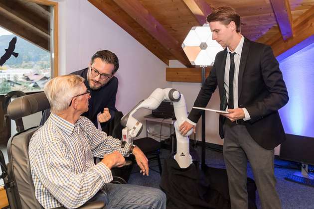 An der Munich School of Robotics and Machine Intelligence forschen Prof. Sami Haddadin (links) und Doktorand Johannes Kühn (rechts) an intelligenten Maschinen. Hier erklären sie einem Probanden den Umgang mit einem feinfühligen Roboter