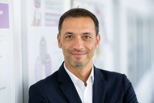 Dr. Kai Dadhe, Mitglied, Namur & Vice President Digital Process Technologies / Process Technology & Engineering, Evonik Operations: Methoden und Technologien der Künstlichen Intelligenz sind elementare Bausteine in verschiedenen Bereichen der verfahrenstechnischen Prozessentwicklung und Prozessoptimierung. Dabei sehen wir diese nicht isoliert, sondern verbinden sie gezielt mit den klassischen ingenieurwissenschaftlichen Herangehensweisen, um so die Vorteile aus beiden Welten zu vereinen und schneller und effizienter die Herausforderungen der industriellen Transformation hin zu mehr Nachhaltigkeit und Zirkularität unterstützen zu können. Wesentliche Erfolgsbedingungen hierfür sind die enge Vernetzung in interdisziplinären Teams, das positive Erleben von Lösungen der KI im täglichen Arbeitsleben und das konsequente Ausweisen sowohl des Nutzens als auch der Grenzen der KI.