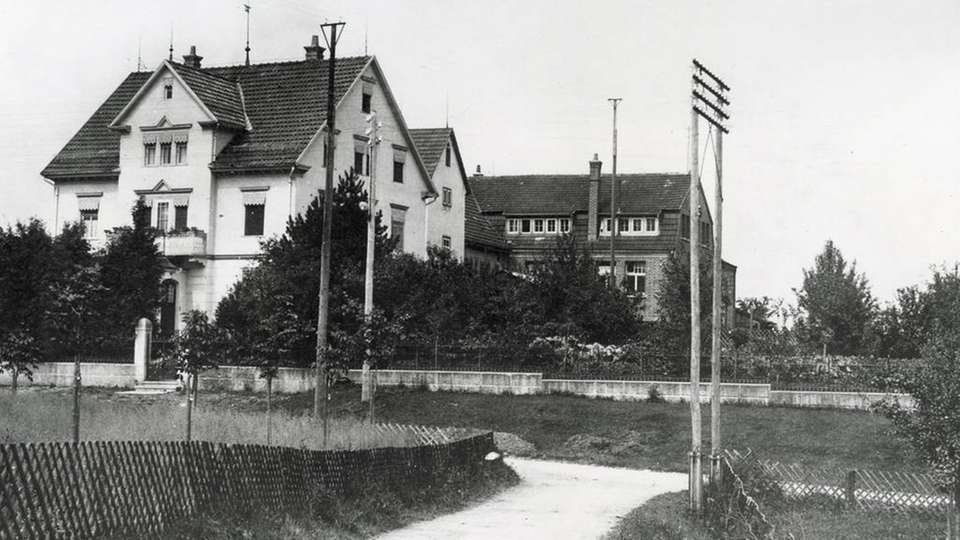 Um 1900 befand sich der Firmensitz von Hengstler in der Hauptstraße 69 in Aldingen: Von hier aus belieferte das Unternehmen die Schwarzwälder Uhrenindustrie mit Tonfedern