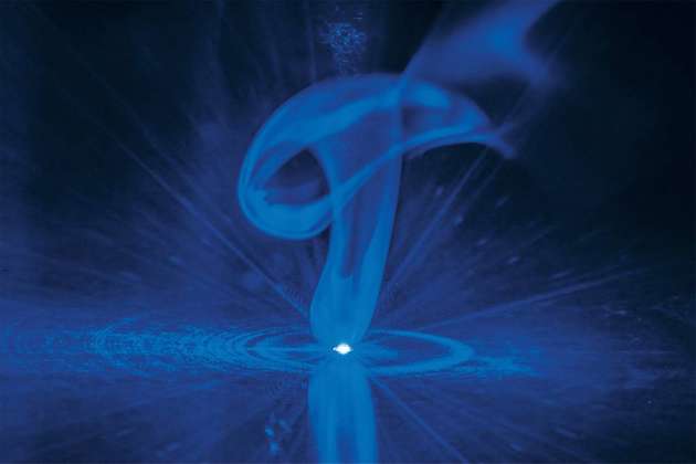 Im Projekt „HoLiB“ untersucht das Fraunhofer ILT, mit welchen Laserstrahlquellen sich Anoden und Kathoden mit Kontakten besonders prozesssicher und schnell verbinden lassen. Das Bild zeigt einen Fügeprozess mit blauem Diodenlaser.
