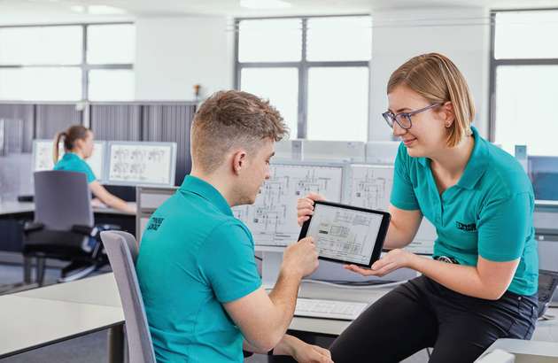 Im Ausbildungszentrum von Phoenix Contact in Schieder: Niklas Göring und Jule Gössling aus dem Studi-Team erstellen den Schaltplan für den Triple Charger.