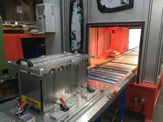 Bei der Herstellung von Batterien sind an den Elektroden die Verbindungen zwischen den Batteriezellen zu schweißen, um höhere Leistungen zu erreichen. Der große Vorteil beim Laserschweißen liegt vor allem im präzisen und kurzen Energieeintrag, sodass eine Erwärmung des umliegenden Materials wesentlich reduziert wird.