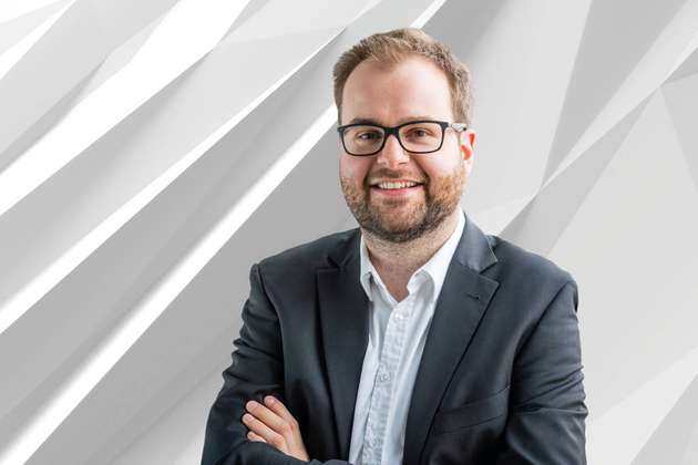 Tobias Schmidt, Head of Service Portfolio & Smart Solutions, ABB: Condition Monitoring ist zunächst nur ein Tool, um den Ansatz einer Predictive Maintenance – also der vorausschauenden Instandhaltung – zu verfolgen. Ohne Zustand keine Prognose! Ein Beispiel ist der ABB Ability-Baukasten an smarten Sensoren und dem Condition Monitoring für Frequenzumrichter: Kunden erhalten Zustandswerte wie Vibration oder elektrische Kennwerte entlang des ganzen Antriebsstrangs. Algorithmen-basierte Analysen zeigen den voraussichtlichen Verschleiß. Betreiber können so ihre Instandhaltung an den Erfordernissen ausrichten, zum Beispiel zeitnah ein Lüfterelement ersetzen. Ob man Predictive Maintenance flächendeckend braucht oder eben nur ein punktuelles Condition Monitoring für die einzige und wichtigste Maschine ist dann eine Risiko- und Kostenabwägung.