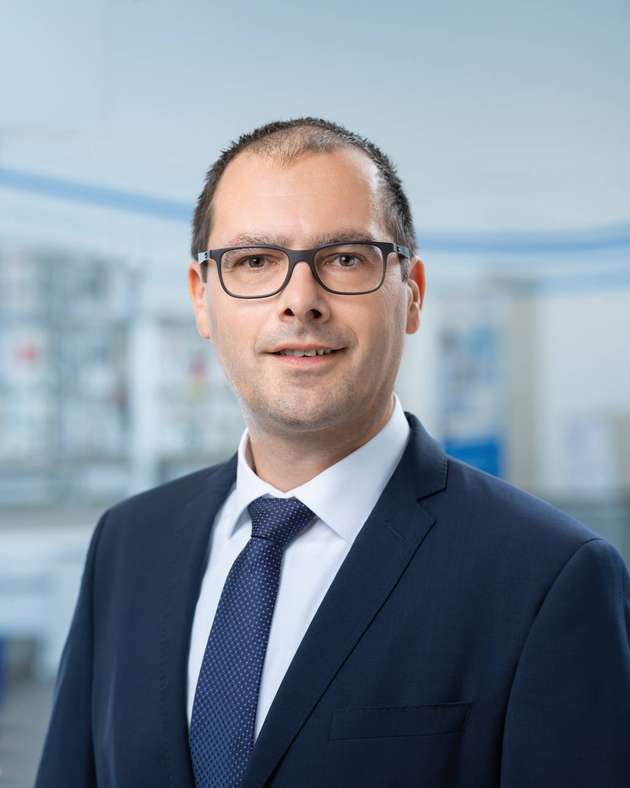 Oliver Prang, Expert Digital Business Development, SMC: Um eine gezielte Vorhersage zur Lebensdauer von Maschinen oder Komponenten treffen zu können, braucht es qualifizierte Daten aus dem Condition Monitoring, aber auch das Domänenwissen über die eingesetzten Komponenten, die Maschine und die Applikation. Damit müssen Komponentenhersteller, Maschinenbauer und Endanwender zusammenarbeiten. Allerdings sollte einer der Beteiligten federführend agieren – und dabei die notwendigen Aufwände, Kosten und Mehrwerte abschätzen –, damit das Projekt mit klaren und nutzerzentrierten Zielen angegangen werden kann. Erst unter diesen Voraussetzungen lassen sich aus einem Condition Monitoring echte Mehrwerte wie Predicitve Maintenance erzeugen. Zum Schluss ist es wohl diese Komplexität, welche den Unterschied ausmacht.