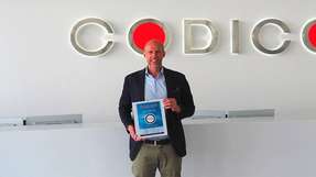 Recom-CEO Karsten Bier nimmt die Auszeichnung zum A-Supplier entgegen.