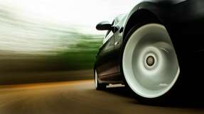 So gelingt ein robuster Stromkreisschutz für Elektrofahrzeuge Ein Hybridfahrzeug mit Elektroantrieb und Verbrennungsmotor stellt die größte Herausforderung für Konstrukteure dar.