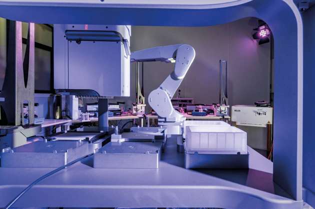 Der Roboter von Mitsubishi Electric ist die zentrale Komponente der Anlage. Er bedient gemäß den Vorgaben kontinuierlich die Analysegeräte, 15 Tausend pro Tag, 24/7.