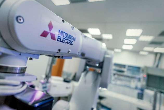 Die Vorteile des Industrieroboters von Mitsubishi Electric: Seine lange Armreichweite sowie der integrierte Satz von robotergesteuerten Werkzeugen für Versuchsreihen im Mikromaßstab auf 96- und 384-Well-Mikrotestplatten. 