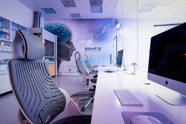 Die Vorteile des Industrieroboters von Mitsubishi Electric: Seine lange Armreichweite sowie der integrierte Satz von robotergesteuerten Werkzeugen für Versuchsreihen im Mikromaßstab auf 96- und 384-Well-Mikrotestplatten. 