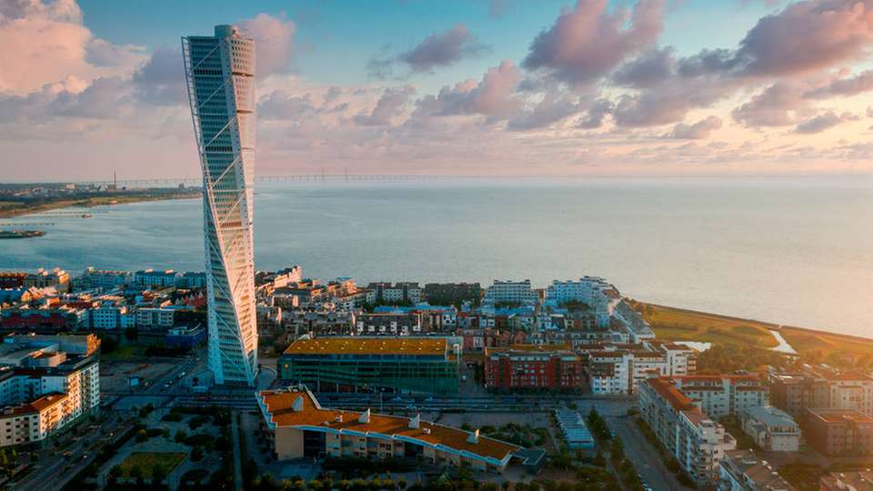 Blick auf die schwedische Stadt Malmö: Im Hintergrund ist die 7.845 m lange Öresundbrücke zu sehen.