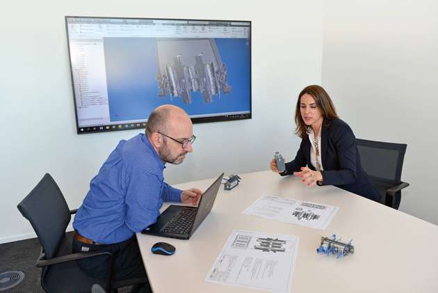 Mariana Maglione bespricht mit Andreas Nann, Manager Engineering & Design, die Konstruktion für eine Kundenanforderung.