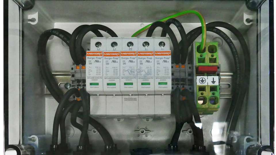 Vorinstallierte DC PV Junction Boxes ist eine Serie von DC Photovoltaik Generator Anschlusskästen zum Schutz von Photovoltaik Systemen nach IEC/EN vor Blitz- und Überspannungen.