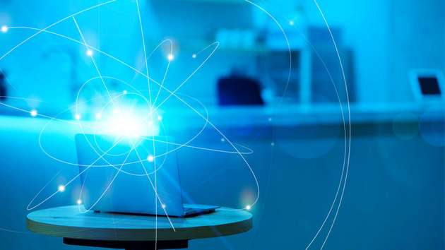 BLE: Bluetooth Low Energy basiert auf der herkömmlichen Bluetooth-Standard, jedoch mit reduziertem Stromverbrauch. Je nach Funkklasse kommt BLE auf eine Reichweite von bis zu 100 m. Die Datenübertragung erfolgt auf einer Trägerfrequenz von 2,4 GHz, wobei das Band in 40 Kanäle mit einer Breite von 2 MHz aufgeteilt wird. Je nach Datenmenge verkürzen Burst-Signale und Schlaf-Modi die Sendephasen, um Energie zu sparen. Antikollisionsverfahren und eine integrierte Fehlerkorrektur stabilisieren den Datenaustausch. Typische Einsatzgebiete sind Datenübertragungen im Nahbereich, Automation oder zentimetergenaue Ortung.