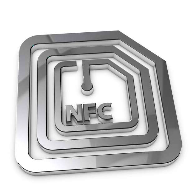 NFC: Near Field Communication ist ein Funkstandard, der auf RFID-Technik basiert. Der Datentransport von bis zu 424 kbit/s erfolgt per elektromagnetischer Induktion von gekoppelten Spulen auf einer Frequenz von 13,56 MHz. Die Reichweite ist dabei auf wenige Zentimeter begrenzt. Deshalb ist NFC auch keine Konkurrenz zu BLE oder UWB. Zusätzlich bietet NFC einen schnellen Verbindungsaufbau und kann als eine Art von Schlüssel eingesetzt werden. Großen Zuspruch findet die Technik im Bereich Micropayment per Giro- oder Kreditkarte ohne PIN-Eingabe. Weitere Anwendungen eröffnen sich beim Smart Home und Internet der Dinge.