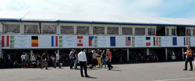 Boxengasse: In jeder Formel-1-Garage des Hockenheimrings sind sechs Teams der Formula Student untergebracht. 