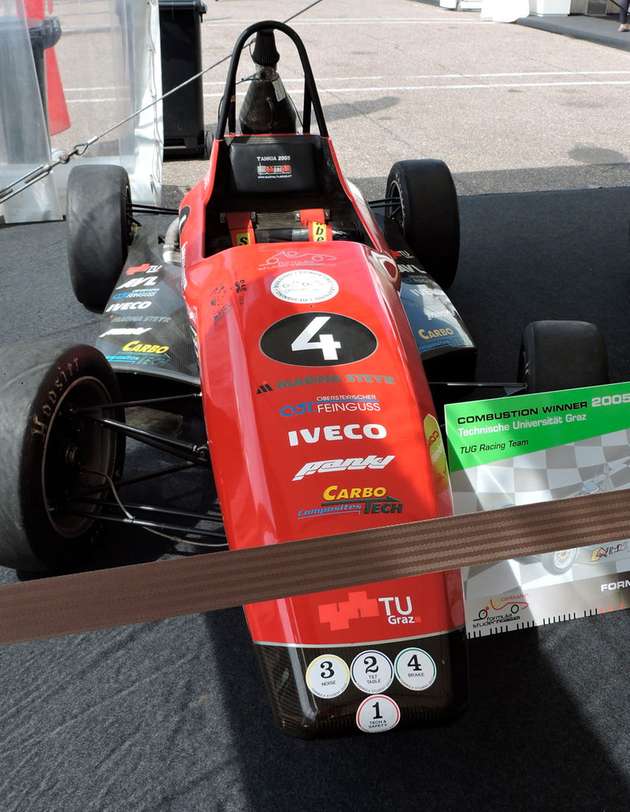 In einem extra Pavillon darf man die Sieger der vorangeganen Jahre besichtigen. Die erste Formula Studenten Germany gewann 2005 das Team der Grazer TU.