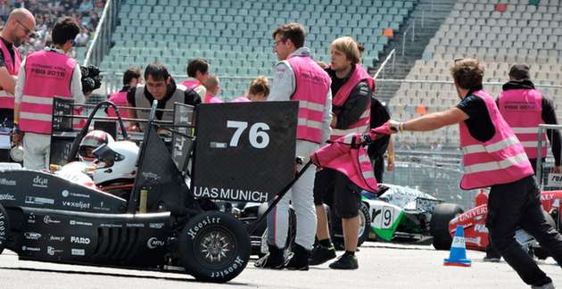 Ein Team hat höchstens vier Versuche beim Acceleration. Sollte ein Fahrzeug nicht anspringen, darf das Team nach dem Fehler suchen und den Durchgang wiederholen - zumindest solange wie die Disziplin noch nicht offiziell beendet wurde.