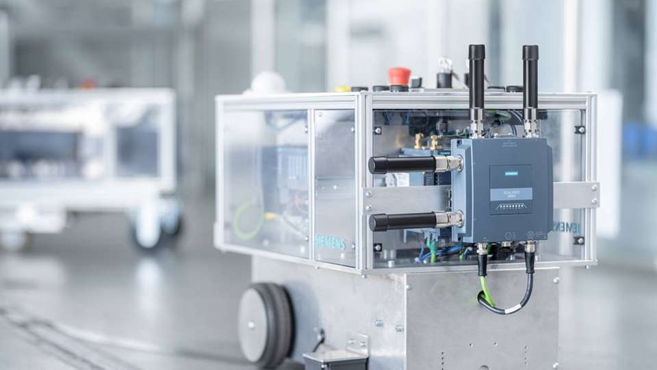 Der industrielle 5G-Router, hier an einem AGV befestigt, verbindet lokale Industrieanwendungen mit öffentlichen Mobilfunknetzen.