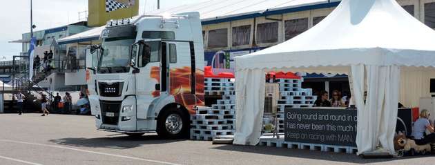 Das Team aus Delft stellt jährlich einen seiner drei Trucks bereit. Sie bieten dort technische Hilfestellung und auch Erholungsmöglichkeiten für ihre konkurrierenden Mitstreiter. Bei der strahlenden Sonne in diesem Jahr wurden die Sonnenplätze nicht so stark frequentiert.