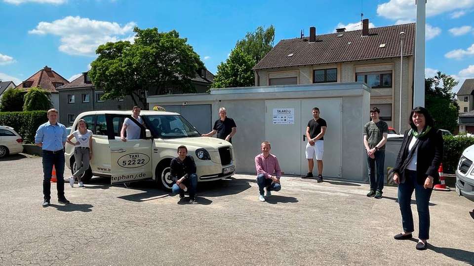 Das Forschungsteam des Lehrstuhls für Internationales Automobilmanagement der Universität Duisburg-Essen mit Prof. Dr. Heike Proff (r.) bei der Inbetriebnahme der Prototypanlage in Mühlheim.