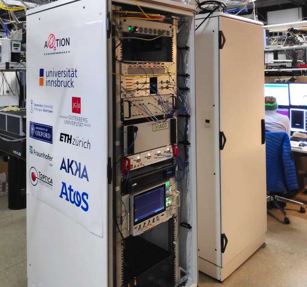 Der kompakte Quantencomputer aus Innsbruck findet in zwei 19-Zoll-Server-Racks Platz.