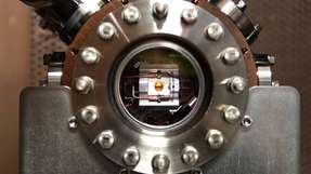 Das ist das Herzstück des weltweit kleinsten Quantencomputers: die Ionenfalle in der Vakuumkammer.