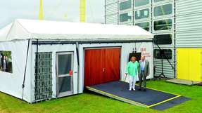 Igus gratuliert Günter und Margret Blase zum 90. Geburtstag mit einem Nachbau der Gründergarage vor dem heutigen Fabrikcampus in Köln-Porz.