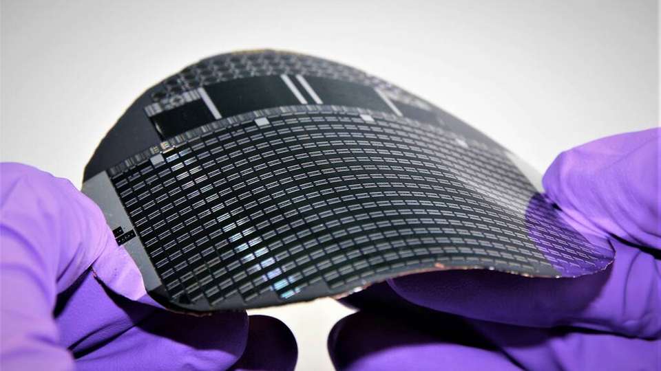 Ein Forschungsteam erzielte mit einer neu entwickelten Dünnschichtzelle auf Basis von Galliumarsenid unter monochromatischem Licht einen photovoltaischen Rekordwirkungsgrad.