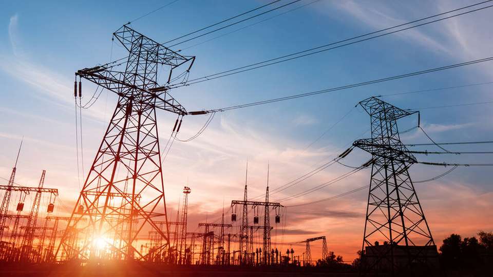Schwankungen im Stromnetz bedrohen die Strom-Versorgungssicherheit – so muss die Stromnachfrage im Netz stets genauso hoch sein wie das Stromangebot.