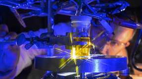 Dr. Laith Almazahreh untersucht den Mechanismus der elektrokatalytischen Wasserstoffbildung mit einem biomimetischen Modellkomplex der FeFe-Hydrogenase. In der elektrochemischen Zelle befindet sich eine Lösung des Katalysators, der für die Herstellung von Wasserstoff eingesetzt wurde.
