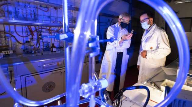 Dem Team um Prof. Dr. Wolfgang Weigand (links) und Dr. Laith Almazahreh gelang es, einen plausiblen und detaillierten Mechanismus für die Wasserstoffbildung nach natürlichem Vorbild zu beschreiben.