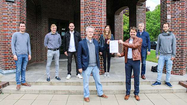 Das Team von der Fakultät für Bauingenieurwesen und Geodäsie freut sich über den Erfolg (von links): Tobias Schack, Dries Beyer, Max Coenen, Prof. Christian Heipke, Anne Ponick, Prof. Michael Haist, Manfred Wiggenhagen und Amadeus Langer.