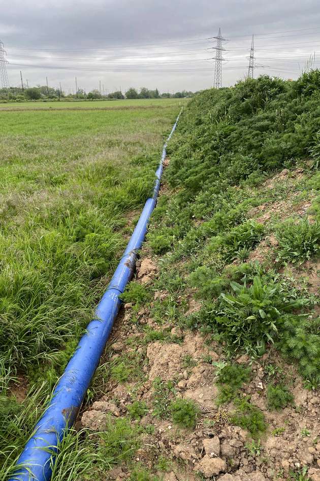 Die zur Pumpe passenden Schnellkupplungsrohrleitungen wurden vom Unternehmen Hettmansperger Spezialtiefbau geliefert. Über die SK-Rohre mit ihrem Durchmesser von DN 150 wurden die 600 m3 Wasser in ein Sammelbecken gefördert.