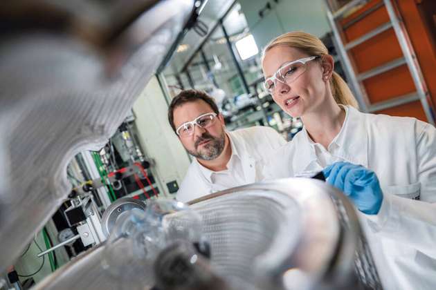 Im Recyclingprozess entsteht die sogenannte schwarze Masse, die von Laborant Stefan Schleicher und Chemikerin Dr. Birgit Gerke aufgearbeitet wird.