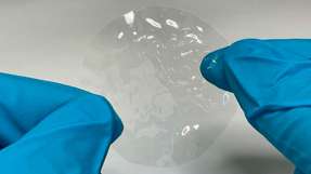 Der neue Biokunststoff besteht aus hydroplastischen Polymeren, die sich bei Kontakt mit Wasser formen lassen.