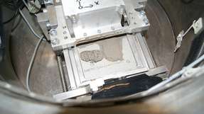 Ein großer Schritt für den 3D-Druck – Forscher drucken bei einem Parabelflug den berühmten Fußabdruck Neil Armstrongs aus Mondstaub-Simulat.
