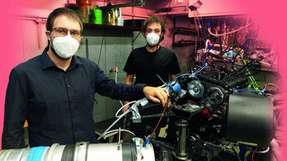 Die wissenschaftlichen Mitarbeiter Konstantin Huber (links) und Felix Gackstatter führten die Messkampagne an einem hochinstrumentierten Motorprüfstand durch.
